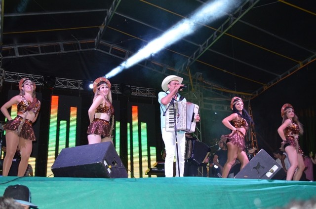 Vera Mendes comemora seus 19 anos e Frank Aguiar agita multidão. Veja a cobertura fotográfica: - Imagem 11