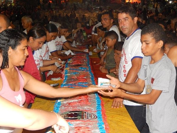 População participa do corte do bolo de 19 metros - Imagem 3