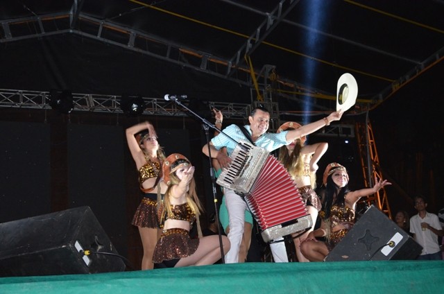 Vera Mendes comemora seus 19 anos e Frank Aguiar agita multidão. Veja a cobertura fotográfica: - Imagem 13