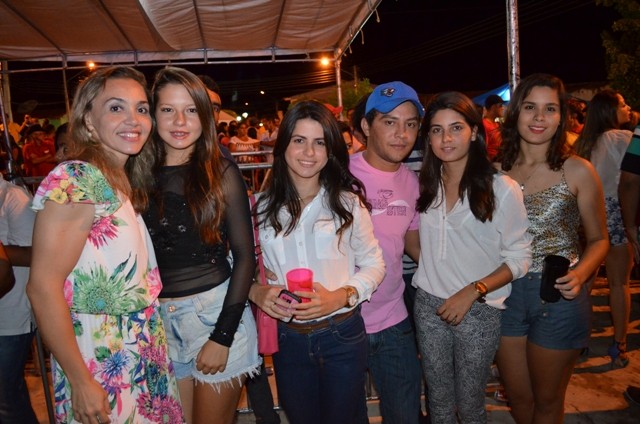 Vera Mendes comemora seus 19 anos e Frank Aguiar agita multidão. Veja a cobertura fotográfica: - Imagem 74