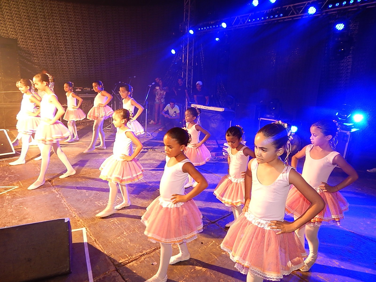 Escolinha de Balé Passo a Passo se apresentou para a população 