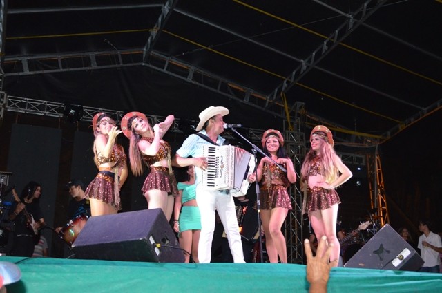 Vera Mendes comemora seus 19 anos e Frank Aguiar agita multidão. Veja a cobertura fotográfica: - Imagem 12