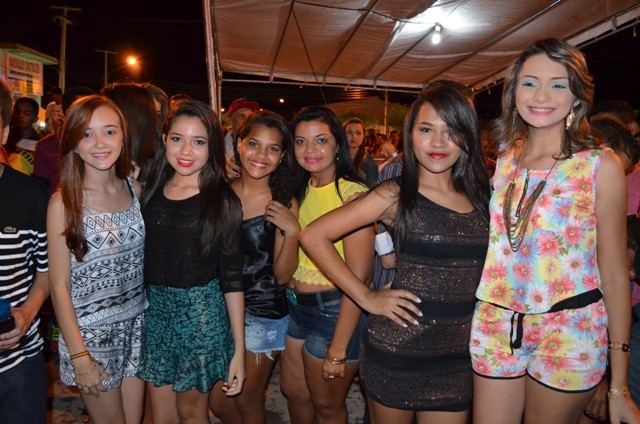 Vera Mendes comemora seus 19 anos e Frank Aguiar agita multidão. Veja a cobertura fotográfica: - Imagem 70