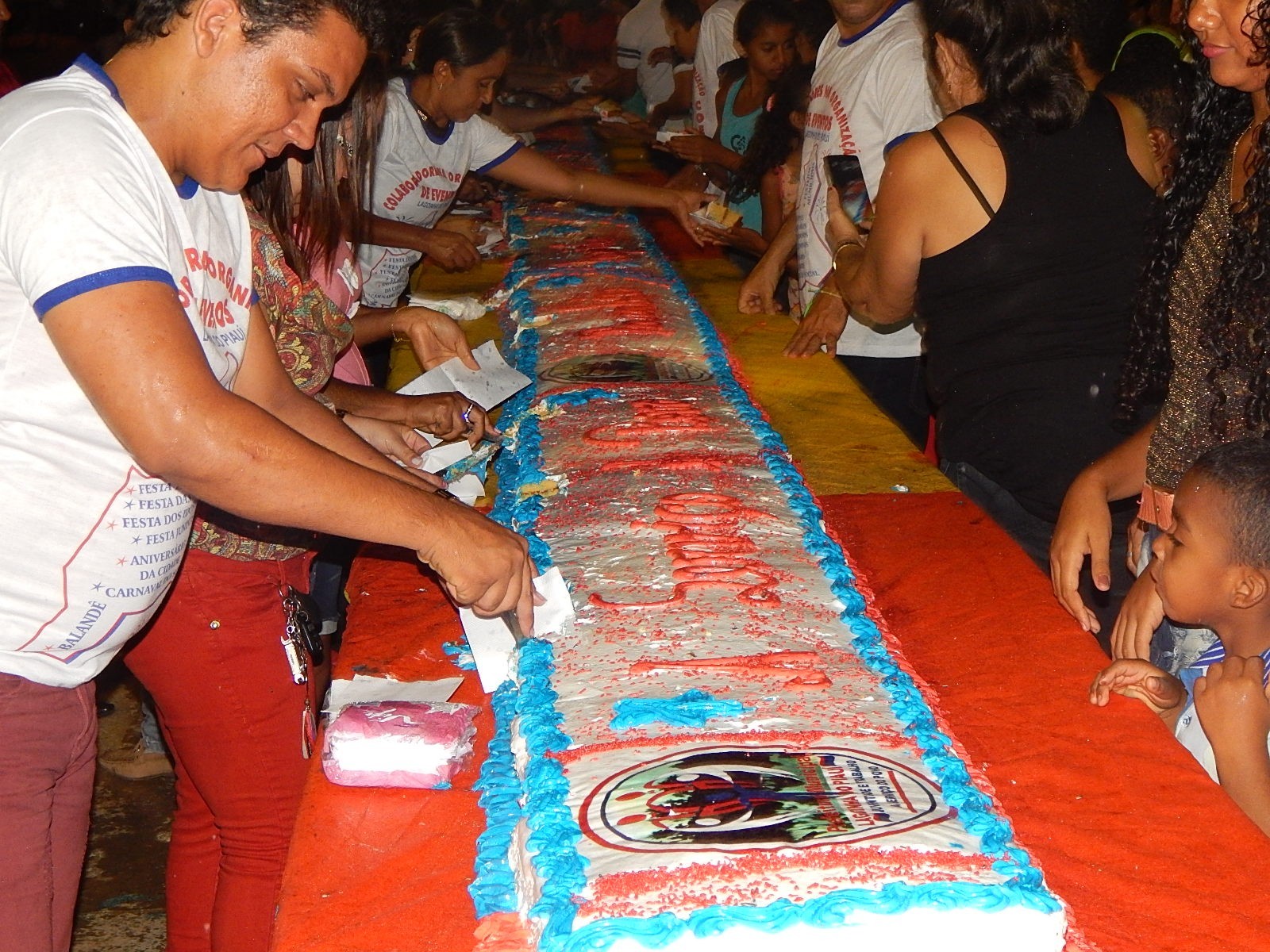 População participa do corte do bolo de 19 metros