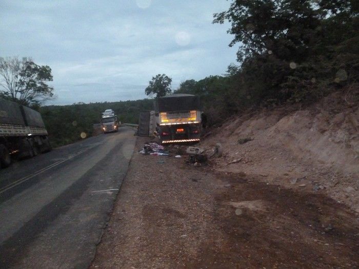 Grave acidente entre carro e caminhão deixa vários mortos presos às ferragens  - Imagem 2