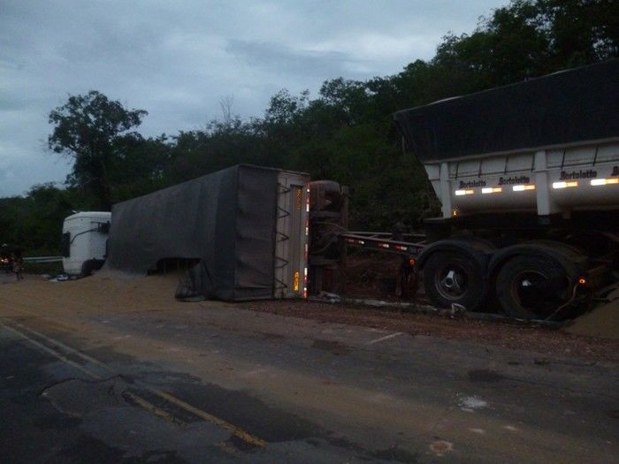 Grave acidente entre carro e caminhão deixa vários mortos presos às ferragens  - Imagem 3