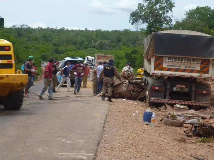Corpos são retirados das ferragens aproximadamente 20h após o acidente já exalando intenso odor.  - Imagem 5