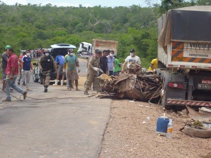 Corpos são retirados das ferragens aproximadamente 20h após o acidente já exalando intenso odor.  - Imagem 4