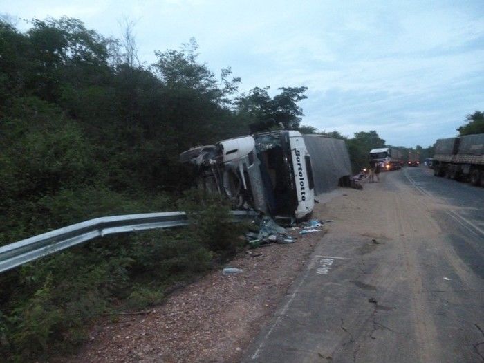 Grave acidente entre carro e caminhão deixa vários mortos presos às ferragens  - Imagem 4