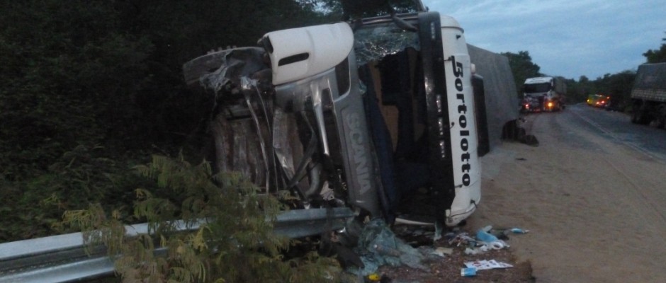 Grave acidente entre carro e caminhão deixa vários mortos presos às ferragens 