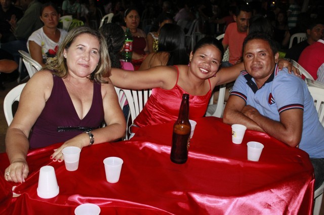 Funcionários participam da Festa de confraternização da Prefeitura de Miguel Alves  Nesta Quinta-Feira (19/12), a Prefeitura de Miguel realizou a conf - Imagem 13