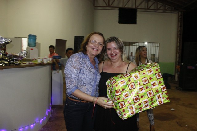 Funcionários participam da Festa de confraternização da Prefeitura de Miguel Alves  Nesta Quinta-Feira (19/12), a Prefeitura de Miguel realizou a conf - Imagem 54