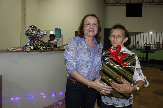 Funcionários participam da Festa de confraternização da Prefeitura de Miguel Alves  Nesta Quinta-Feira (19/12), a Prefeitura de Miguel realizou a conf - Imagem 56