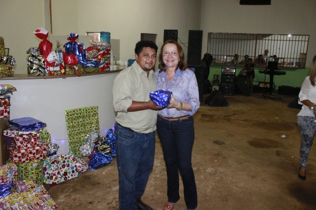 Funcionários participam da Festa de confraternização da Prefeitura de Miguel Alves  Nesta Quinta-Feira (19/12), a Prefeitura de Miguel realizou a conf - Imagem 37