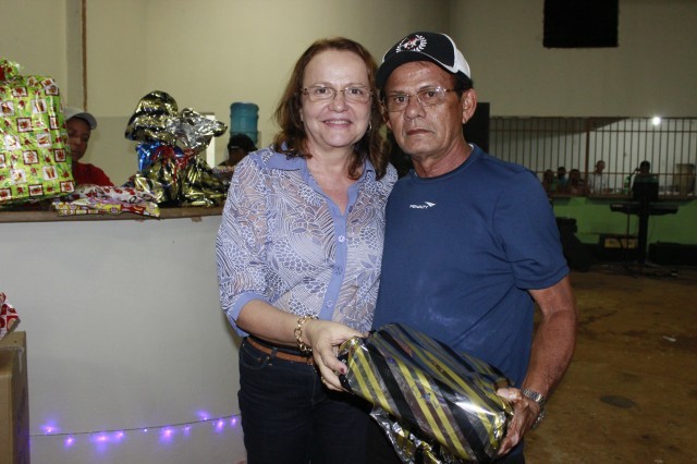 Funcionários participam da Festa de confraternização da Prefeitura de Miguel Alves  Nesta Quinta-Feira (19/12), a Prefeitura de Miguel realizou a conf - Imagem 51