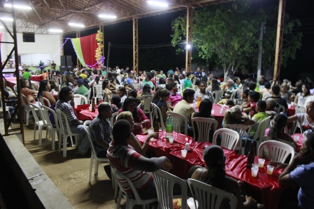 Funcionários participam da Festa de confraternização da Prefeitura de Miguel Alves  Nesta Quinta-Feira (19/12), a Prefeitura de Miguel realizou a conf - Imagem 3