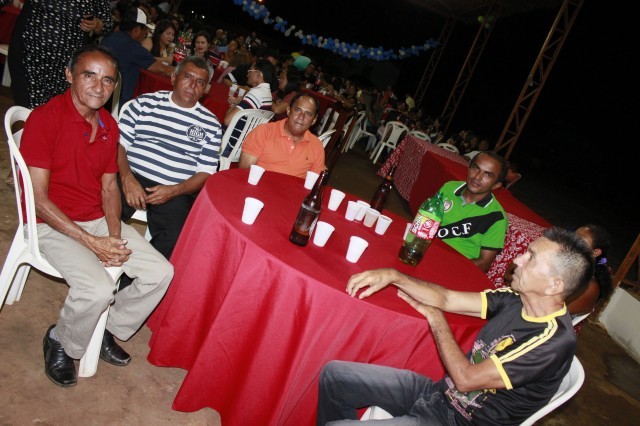 Funcionários participam da Festa de confraternização da Prefeitura de Miguel Alves  Nesta Quinta-Feira (19/12), a Prefeitura de Miguel realizou a conf - Imagem 19