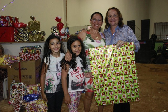 Funcionários participam da Festa de confraternização da Prefeitura de Miguel Alves  Nesta Quinta-Feira (19/12), a Prefeitura de Miguel realizou a conf - Imagem 43