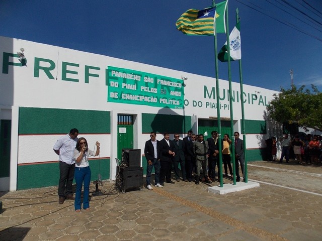 Momento Cívico comemorando os 58 anos de emancipação politica de São Francisco do Piauí - Imagem 11