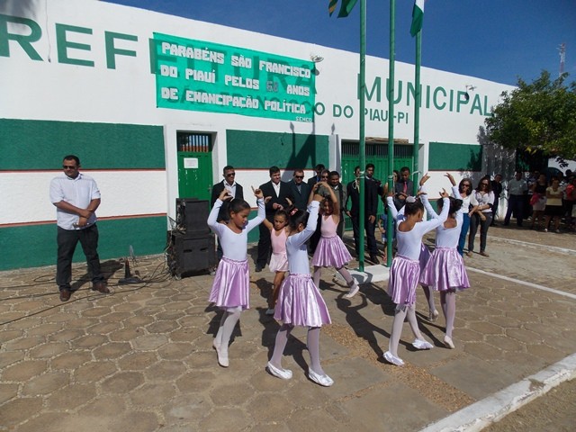 Momento Cívico comemorando os 58 anos de emancipação politica de São Francisco do Piauí - Imagem 8