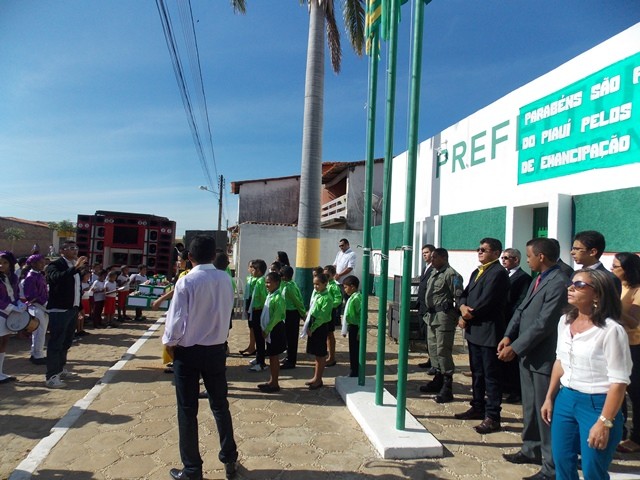 Momento Cívico comemorando os 58 anos de emancipação politica de São Francisco do Piauí - Imagem 2
