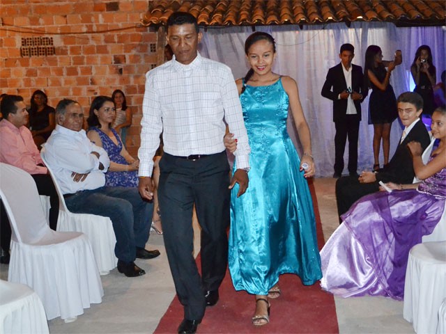 Concludentes da Escola Nova Veneza recebem outorga de grau - Imagem 16