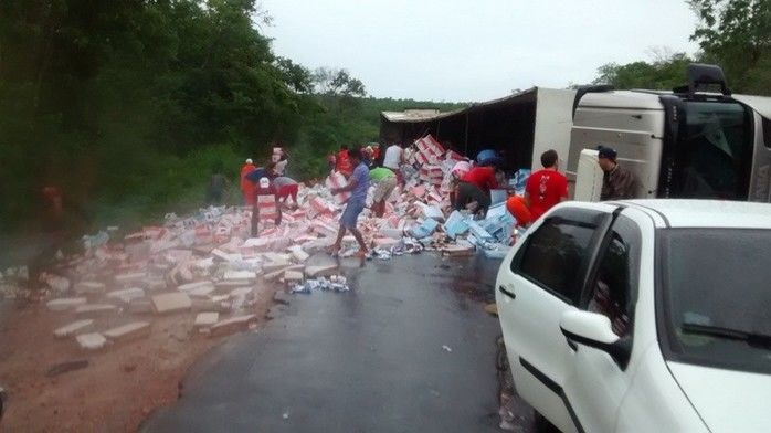 Em menos de oito dias, mais uma carreta tomba no mesmo local onde quatro pessoas perderam a vida em trágico acidente - Imagem 1