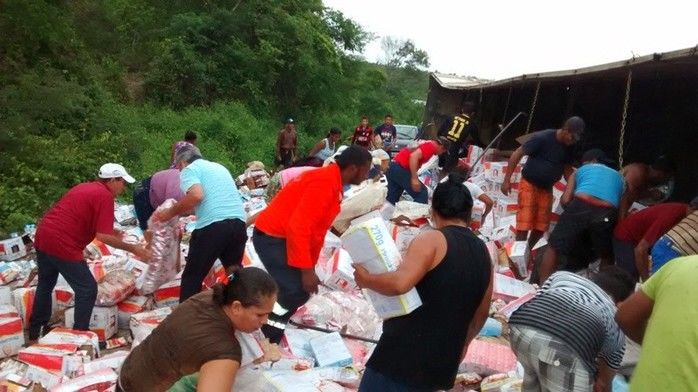 Em menos de oito dias, mais uma carreta tomba no mesmo local onde quatro pessoas perderam a vida em trágico acidente  - Imagem 2