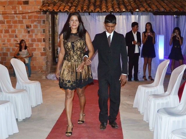 Concludentes da Escola Nova Veneza recebem outorga de grau - Imagem 12