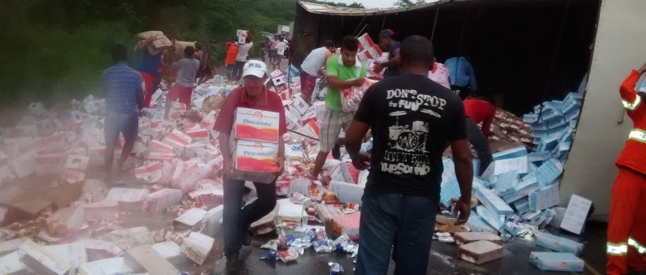 Em menos de oito dias, mais uma carreta tomba no mesmo local onde quatro pessoas perderam a vida em trágico acidente 