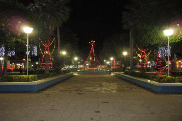 Prefeito Luiz Neto inaugura nova iluminação na praça da igreja da matriz - Imagem 18