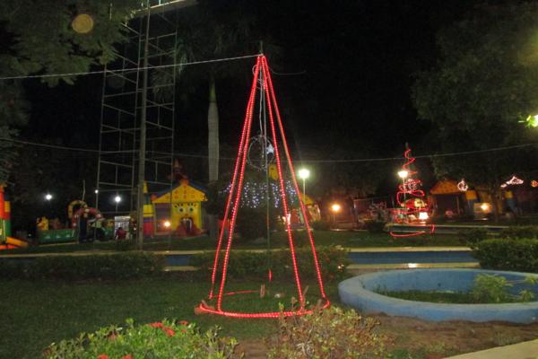 Prefeito Luiz Neto inaugura nova iluminação na praça da igreja da matriz - Imagem 7