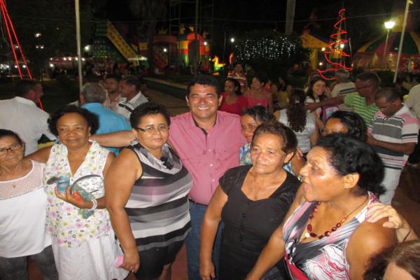 Prefeito Luiz Neto inaugura nova iluminação na praça da igreja da matriz - Imagem 71