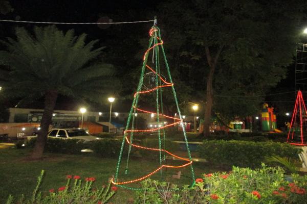 Prefeito Luiz Neto inaugura nova iluminação na praça da igreja da matriz - Imagem 4