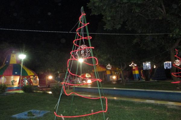 Prefeito Luiz Neto inaugura nova iluminação na praça da igreja da matriz - Imagem 10