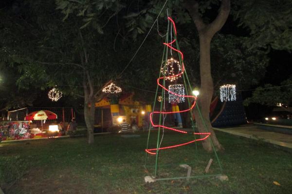 Prefeito Luiz Neto inaugura nova iluminação na praça da igreja da matriz - Imagem 12