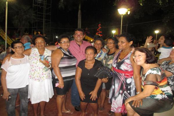 Prefeito Luiz Neto inaugura nova iluminação na praça da igreja da matriz - Imagem 70