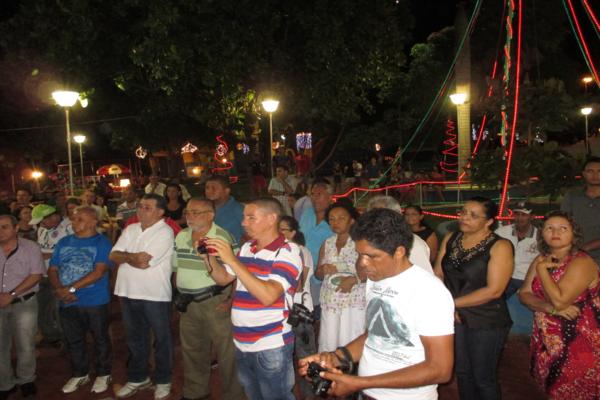 Prefeito Luiz Neto inaugura nova iluminação na praça da igreja da matriz - Imagem 35