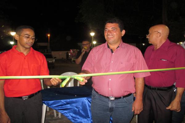 Prefeito Luiz Neto inaugura nova iluminação na praça da igreja da matriz - Imagem 21
