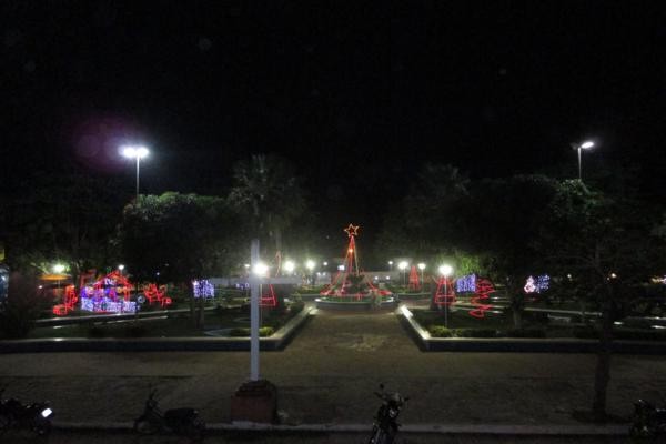 Prefeito Luiz Neto inaugura nova iluminação na praça da igreja da matriz - Imagem 17