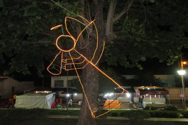 Prefeito Luiz Neto inaugura nova iluminação na praça da igreja da matriz - Imagem 6