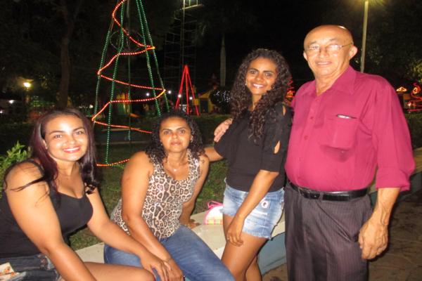 Prefeito Luiz Neto inaugura nova iluminação na praça da igreja da matriz - Imagem 5