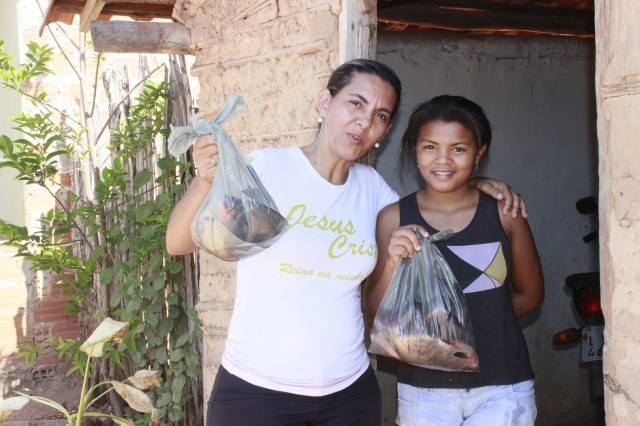 Prefeita Dra. Salete Rêgo faz a entrega de Peixes para famílias carentes. - Imagem 3