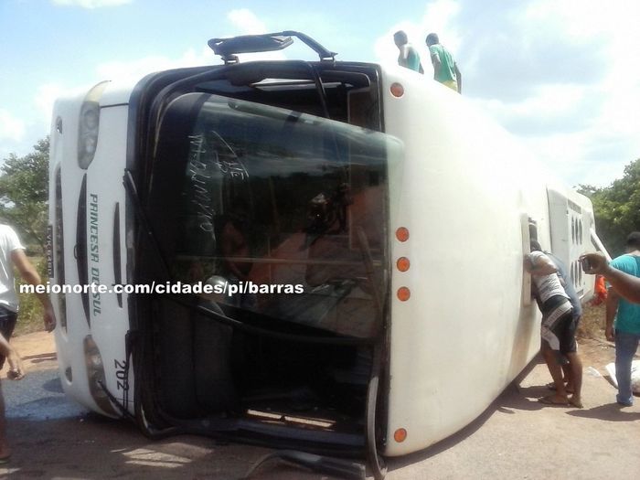 Ônibus da empresa Princesa do Sul tomba em Barras - Imagem 11