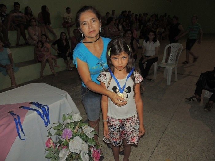 Estudantes participam de solenidade de entrega de certificados e medalhas - Imagem 71