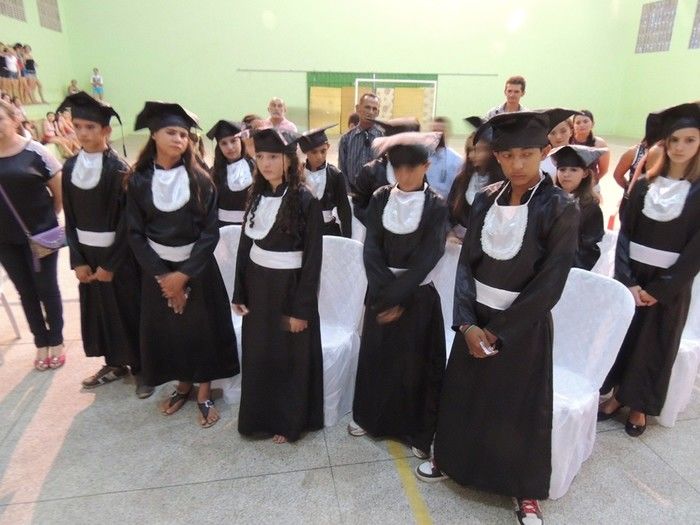 Estudantes participam de solenidade de entrega de certificados e medalhas - Imagem 11