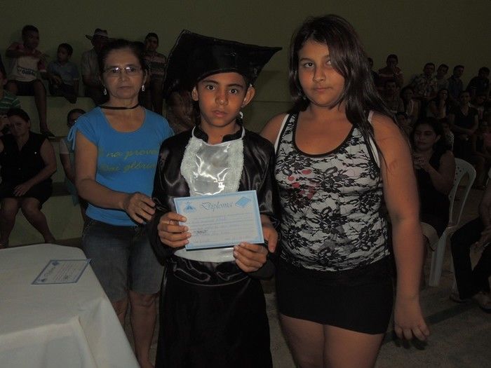 Estudantes participam de solenidade de entrega de certificados e medalhas - Imagem 49