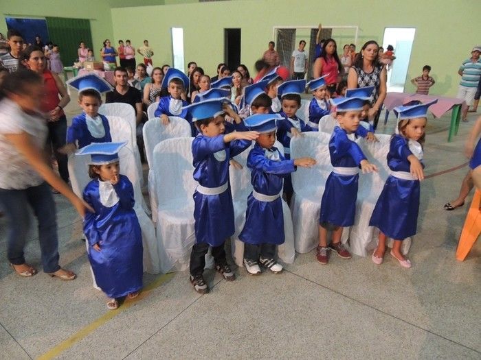 Estudantes participam de solenidade de entrega de certificados e medalhas - Imagem 16