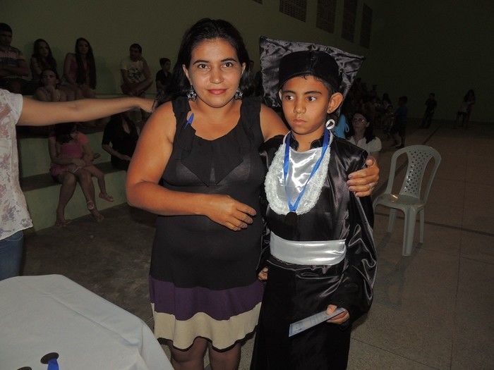 Estudantes participam de solenidade de entrega de certificados e medalhas - Imagem 73