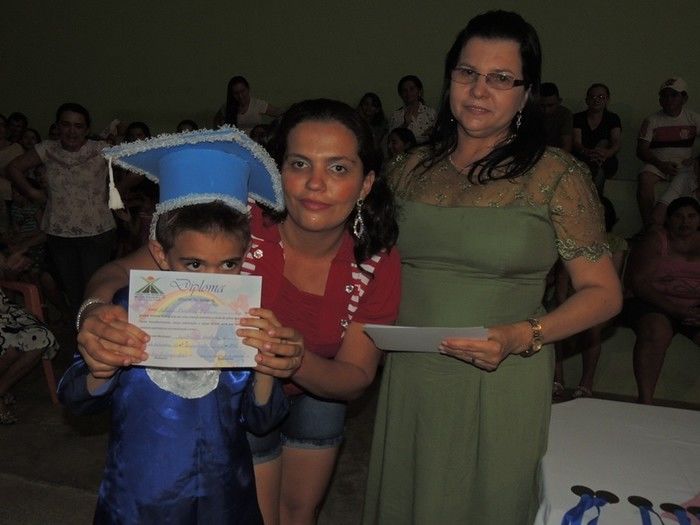 Estudantes participam de solenidade de entrega de certificados e medalhas - Imagem 39